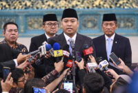 Kepala BGN Sudaryono (tengah), Gubernur Universitas RI Donny Ermawan Taufanto (kanan) dan Wakil Gubernur Universitas Yos Sunitiyoso (kanan) menyampaikan keterangan pers usai pelantikan pejabat baru di Istana Negara, Jakarta, Rabu (22/7/2026). Presiden Prabowo Subianto melantik Sudaryono menjadi Kepala BGN menggantikan Nanik Sudaryati Deyang dan melantik Marsekal TNI (Purn) Donny Ermawan Taufanto sebagai Gubernur Universitas RI serta Yos Sunitiyoso sebagai Wakil Gubernur Universitas RI. (ANTARA FOTO/Galih Pradipta)
