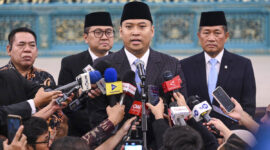 Kepala BGN Sudaryono (tengah), Gubernur Universitas RI Donny Ermawan Taufanto (kanan) dan Wakil Gubernur Universitas Yos Sunitiyoso (kanan) menyampaikan keterangan pers usai pelantikan pejabat baru di Istana Negara, Jakarta, Rabu (22/7/2026). Presiden Prabowo Subianto melantik Sudaryono menjadi Kepala BGN menggantikan Nanik Sudaryati Deyang dan melantik Marsekal TNI (Purn) Donny Ermawan Taufanto sebagai Gubernur Universitas RI serta Yos Sunitiyoso sebagai Wakil Gubernur Universitas RI. (ANTARA FOTO/Galih Pradipta)
