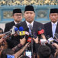 Kepala BGN Sudaryono (tengah), Gubernur Universitas RI Donny Ermawan Taufanto (kanan) dan Wakil Gubernur Universitas Yos Sunitiyoso (kanan) menyampaikan keterangan pers usai pelantikan pejabat baru di Istana Negara, Jakarta, Rabu (22/7/2026). Presiden Prabowo Subianto melantik Sudaryono menjadi Kepala BGN menggantikan Nanik Sudaryati Deyang dan melantik Marsekal TNI (Purn) Donny Ermawan Taufanto sebagai Gubernur Universitas RI serta Yos Sunitiyoso sebagai Wakil Gubernur Universitas RI. (ANTARA FOTO/Galih Pradipta)
