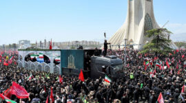 Lautan manusia memadati jalanan untuk melihat langsung peti mati mendiang Pemimpin Tertinggi Iran Ayatollah Ali Khamenei, saat jenazahnya melewati Menara Azadi di Teheran, Senin (6/7/2026).(AFP/WAKIL KOHSAR)