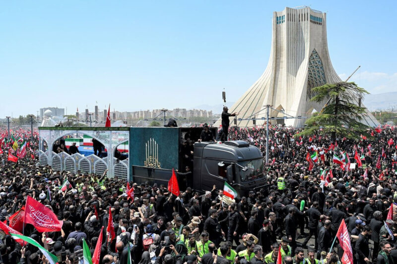 Lautan manusia memadati jalanan untuk melihat langsung peti mati mendiang Pemimpin Tertinggi Iran Ayatollah Ali Khamenei, saat jenazahnya melewati Menara Azadi di Teheran, Senin (6/7/2026).(AFP/WAKIL KOHSAR)
