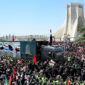 Lautan manusia memadati jalanan untuk melihat langsung peti mati mendiang Pemimpin Tertinggi Iran Ayatollah Ali Khamenei, saat jenazahnya melewati Menara Azadi di Teheran, Senin (6/7/2026).(AFP/WAKIL KOHSAR)
