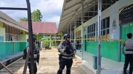 Personel Brimob Polda Sumatera Barat berjaga di lokasi ledakan yang diduga berasal dari bom rakitan di MAN 3 Kota Padang, Kelurahan Balai Gadang, Kecamatan Koto Tangah, Kota Padang, Selasa (14/07/2026). Polisi melakukan sterilisasi dan olah tempat kejadian perkara, sementara seorang siswa yang diduga membawa bom rakitan diamankan untuk menjalani pemeriksaan.(KOMPAS.com/DHARMA HARISA)