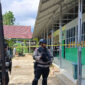 Personel Brimob Polda Sumatera Barat berjaga di lokasi ledakan yang diduga berasal dari bom rakitan di MAN 3 Kota Padang, Kelurahan Balai Gadang, Kecamatan Koto Tangah, Kota Padang, Selasa (14/07/2026). Polisi melakukan sterilisasi dan olah tempat kejadian perkara, sementara seorang siswa yang diduga membawa bom rakitan diamankan untuk menjalani pemeriksaan.(KOMPAS.com/DHARMA HARISA)
