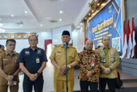 Gubernur Sumatera Barat Mahyeldi Ansharullah bersama utusan Menteri Dalam Negeri memberikan keterangan kepada wartawan seusai rapat koordinasi Kabupaten/Kota Penerima Tambahan Dana Transfer ke Daerah (TKD) se-Sumatera Barat di Auditorium Istana Gubernur, Selasa (21/07/2026).(KOMPAS.COM/DHARMA HARISA)