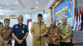 Gubernur Sumatera Barat Mahyeldi Ansharullah bersama utusan Menteri Dalam Negeri memberikan keterangan kepada wartawan seusai rapat koordinasi Kabupaten/Kota Penerima Tambahan Dana Transfer ke Daerah (TKD) se-Sumatera Barat di Auditorium Istana Gubernur, Selasa (21/07/2026).(KOMPAS.COM/DHARMA HARISA)