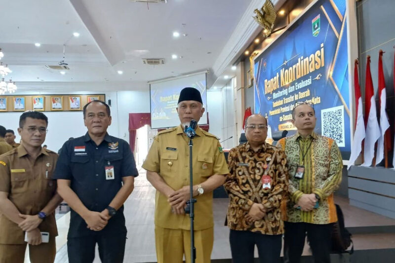 Gubernur Sumatera Barat Mahyeldi Ansharullah bersama utusan Menteri Dalam Negeri memberikan keterangan kepada wartawan seusai rapat koordinasi Kabupaten/Kota Penerima Tambahan Dana Transfer ke Daerah (TKD) se-Sumatera Barat di Auditorium Istana Gubernur, Selasa (21/07/2026).(KOMPAS.COM/DHARMA HARISA)