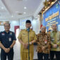 Gubernur Sumatera Barat Mahyeldi Ansharullah bersama utusan Menteri Dalam Negeri memberikan keterangan kepada wartawan seusai rapat koordinasi Kabupaten/Kota Penerima Tambahan Dana Transfer ke Daerah (TKD) se-Sumatera Barat di Auditorium Istana Gubernur, Selasa (21/07/2026).(KOMPAS.COM/DHARMA HARISA)