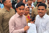 WAPRES RI Gibran Rakabuming Raka dicegat mahasiswa saat di RM AC Andoenk, Kota Baru, Kota Jambi.