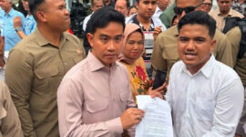 WAPRES RI Gibran Rakabuming Raka dicegat mahasiswa saat di RM AC Andoenk, Kota Baru, Kota Jambi.