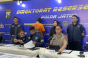 Seorang karyawan swasta asal Kabupaten Demak, Jawa Tengah ditangkap dan ditahan Direktorat Reserse Siber (Ditressiber) Polda Jatim karena meretas dan menjual website sekolah, kampus, serta pemerintah, Kamis (30/7/2026)(KOMPAS.com/IZZATUN NAJIBAH )