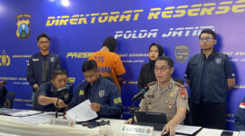 Seorang karyawan swasta asal Kabupaten Demak, Jawa Tengah ditangkap dan ditahan Direktorat Reserse Siber (Ditressiber) Polda Jatim karena meretas dan menjual website sekolah, kampus, serta pemerintah, Kamis (30/7/2026)(KOMPAS.com/IZZATUN NAJIBAH )