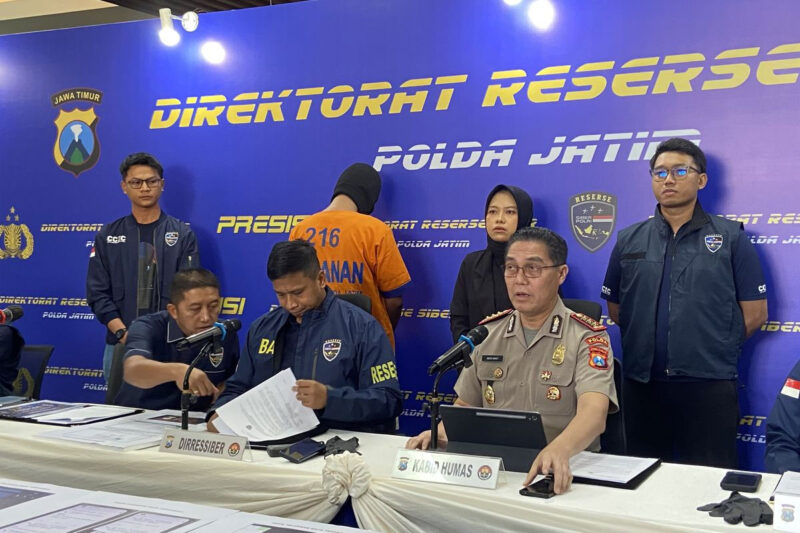 Seorang karyawan swasta asal Kabupaten Demak, Jawa Tengah ditangkap dan ditahan Direktorat Reserse Siber (Ditressiber) Polda Jatim karena meretas dan menjual website sekolah, kampus, serta pemerintah, Kamis (30/7/2026)(KOMPAS.com/IZZATUN NAJIBAH )