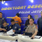 Seorang karyawan swasta asal Kabupaten Demak, Jawa Tengah ditangkap dan ditahan Direktorat Reserse Siber (Ditressiber) Polda Jatim karena meretas dan menjual website sekolah, kampus, serta pemerintah, Kamis (30/7/2026)(KOMPAS.com/IZZATUN NAJIBAH )