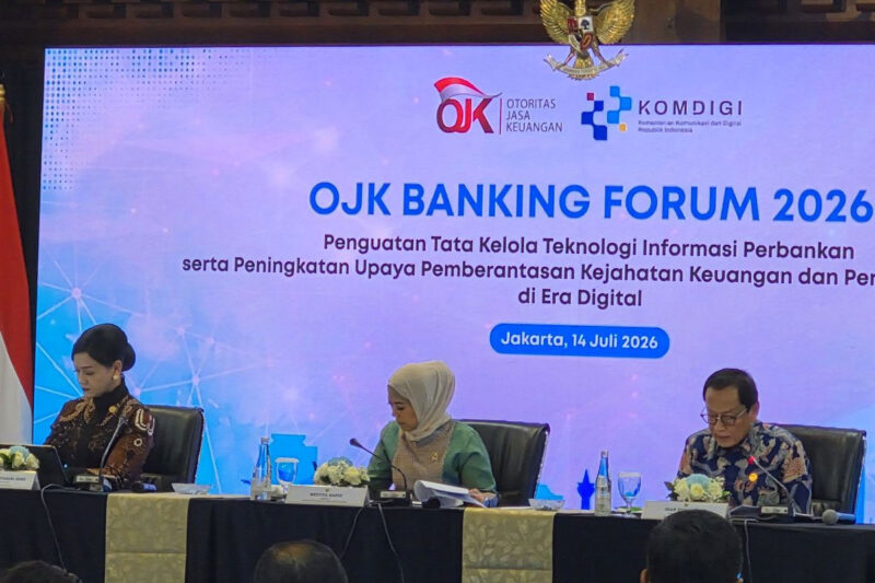 Ketua Dewan Komisioner OJK Friderica Widyasari Dewi, Menteri Komunikasi dan Digital Meutya Hafid, dan Kepala Eksekutif Pengawas Perbankan OJK Dian Ediana Rae dalam acara OJK Banking Forum 2026 di Menara Radius Prawiro, Jakarta, Selasa (14/7/2026).(KOMPAS.com/ISNA RIFKA SRI RAHAYU)