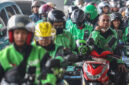 Sejumlah pengemudi ojek daring menunggu penumpang di kawasan Halte BRT Pancoran, Jakarta, Rabu (13/5/2026).(ANTARA FOTO/Darryl Ramadhan)