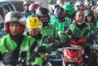 Sejumlah pengemudi ojek daring menunggu penumpang di kawasan Halte BRT Pancoran, Jakarta, Rabu (13/5/2026).(ANTARA FOTO/Darryl Ramadhan)