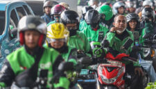Sejumlah pengemudi ojek daring menunggu penumpang di kawasan Halte BRT Pancoran, Jakarta, Rabu (13/5/2026).(ANTARA FOTO/Darryl Ramadhan)