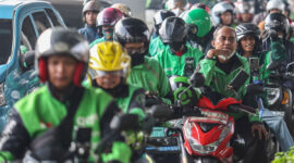 Sejumlah pengemudi ojek daring menunggu penumpang di kawasan Halte BRT Pancoran, Jakarta, Rabu (13/5/2026).(ANTARA FOTO/Darryl Ramadhan)