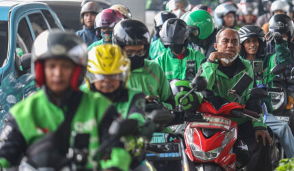 Sejumlah pengemudi ojek daring menunggu penumpang di kawasan Halte BRT Pancoran, Jakarta, Rabu (13/5/2026).(ANTARA FOTO/Darryl Ramadhan)