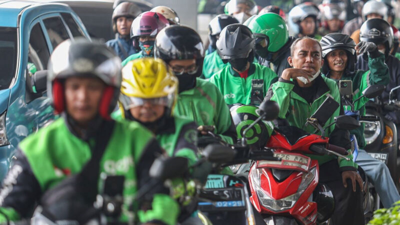 Sejumlah pengemudi ojek daring menunggu penumpang di kawasan Halte BRT Pancoran, Jakarta, Rabu (13/5/2026).(ANTARA FOTO/Darryl Ramadhan)