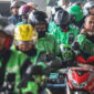 Sejumlah pengemudi ojek daring menunggu penumpang di kawasan Halte BRT Pancoran, Jakarta, Rabu (13/5/2026).(ANTARA FOTO/Darryl Ramadhan)
