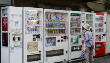Ilustrasi vending machine di Jepang.(Dok. Unsplash/catrina farrell)