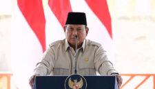 Presiden RI Prabowo Subianto memberi teguran ke aparat TNI, Polri, dan Kejagung saat meresmikan Bendungan Meninting di Lombok Barat, NTB, Jumat (10/7/2026). (Dok. YouTube Setpres)