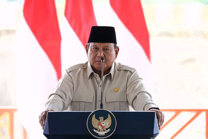 Presiden RI Prabowo Subianto memberi teguran ke aparat TNI, Polri, dan Kejagung saat meresmikan Bendungan Meninting di Lombok Barat, NTB, Jumat (10/7/2026). (Dok. YouTube Setpres)