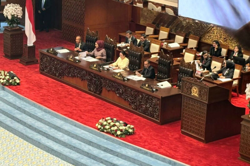 Ketua DPR RI Puan Maharani (tengah) bersama para wakil Ketua DPR RI saat memimpin rapat paripurna pada Selasa (21/7/2026).