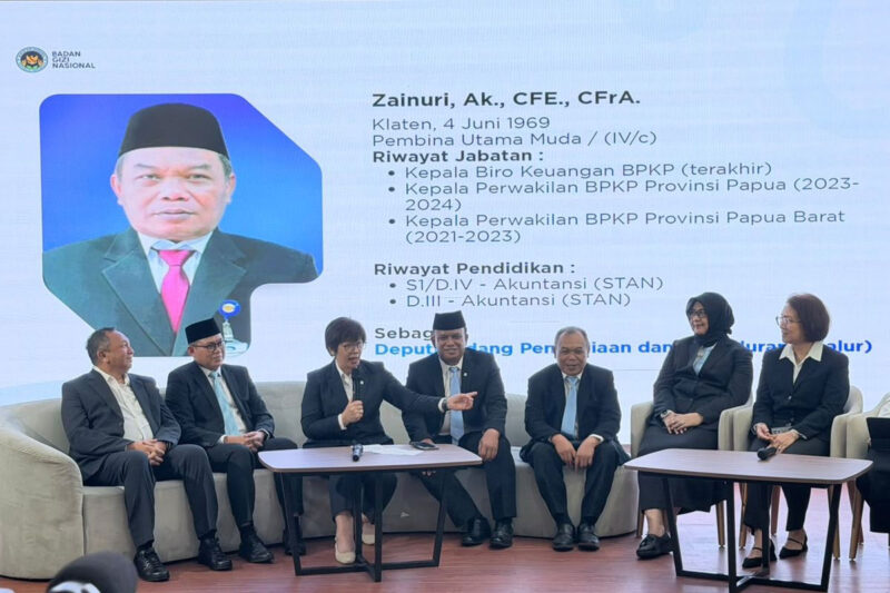 Wakil Kepala Badan Gizi Nasional (BGN) Agustina Arumsari memperkenalkan lima pejabat baru dalam konferensi pers di Kantor BGN, Jakarta Pusat, Selasa (21/7/2026).(KOMPAS.com/FIRDA JANATI)