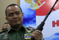 Mayjen TNI Teguh Arief Indratmoko, Panglima Kodam Iskandar Muda menerima enam pucuk berbagai jenis senjata api dan ratusan amunisi aktif yang diserahkan oleh sejumlah warga secara sukarela, Jumat (12/07/2019). Sejumlah senjata eks konflik itu di antaranya lima pucuk jenis laras panjang terdiri dari dua pucuk AK 56, dan satu pucuk masing-masing M1A1 Carbine, M16 dan SS 1, serta satu pucuk pistol. (KOMPAS.com/RAJA UMAR)
