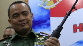 Mayjen TNI Teguh Arief Indratmoko, Panglima Kodam Iskandar Muda menerima enam pucuk berbagai jenis senjata api dan ratusan amunisi aktif yang diserahkan oleh sejumlah warga secara sukarela, Jumat (12/07/2019). Sejumlah senjata eks konflik itu di antaranya lima pucuk jenis laras panjang terdiri dari dua pucuk AK 56, dan satu pucuk masing-masing M1A1 Carbine, M16 dan SS 1, serta satu pucuk pistol. (KOMPAS.com/RAJA UMAR)
