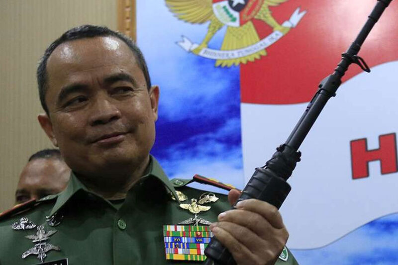 Mayjen TNI Teguh Arief Indratmoko, Panglima Kodam Iskandar Muda menerima enam pucuk berbagai jenis senjata api dan ratusan amunisi aktif yang diserahkan oleh sejumlah warga secara sukarela, Jumat (12/07/2019). Sejumlah senjata eks konflik itu di antaranya lima pucuk jenis laras panjang terdiri dari dua pucuk AK 56, dan satu pucuk masing-masing M1A1 Carbine, M16 dan SS 1, serta satu pucuk pistol. (KOMPAS.com/RAJA UMAR)
