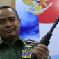 Mayjen TNI Teguh Arief Indratmoko, Panglima Kodam Iskandar Muda menerima enam pucuk berbagai jenis senjata api dan ratusan amunisi aktif yang diserahkan oleh sejumlah warga secara sukarela, Jumat (12/07/2019). Sejumlah senjata eks konflik itu di antaranya lima pucuk jenis laras panjang terdiri dari dua pucuk AK 56, dan satu pucuk masing-masing M1A1 Carbine, M16 dan SS 1, serta satu pucuk pistol. (KOMPAS.com/RAJA UMAR)
