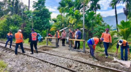 Perkuat Keselamatan Perjalanan Kereta Api, KAI Divre II Sumbar Tuntaskan Program Nasional Penutupan 35 Perlintasan Liar()
