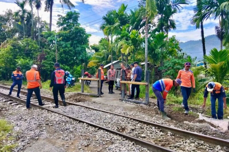 Perkuat Keselamatan Perjalanan Kereta Api, KAI Divre II Sumbar Tuntaskan Program Nasional Penutupan 35 Perlintasan Liar()
