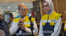 Kepala BPH Migas Wahyudi Anas (kiri) dan Anggota Komite BPH Migas Erika Retnowati (kanan) saat ditemui di Kantor BPH Migas, Jakarta, Selasa (31/3/2026). (KOMPAS.com/YOHANA ARTHA ULY)
