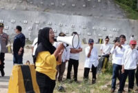 Ratusan warga dari tiga desa di Kerinci, Sabtu (18/7/2026), menggelar aksi menuntut PT Kerinci Merangin Hidro membayar ganti rugi lahan dan kerugian akibat pembangunan proyek PLTA. 


Artikel ini telah tayang di TribunJambi.com dengan judul Tanah Ditimbun Proyek PLTA, Ratusan Warga Desak PT KMH Bayar Ganti Rugi.