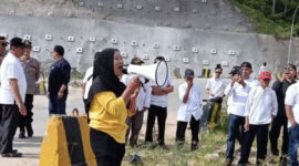 Ratusan warga dari tiga desa di Kerinci, Sabtu (18/7/2026), menggelar aksi menuntut PT Kerinci Merangin Hidro membayar ganti rugi lahan dan kerugian akibat pembangunan proyek PLTA. 


Artikel ini telah tayang di TribunJambi.com dengan judul Tanah Ditimbun Proyek PLTA, Ratusan Warga Desak PT KMH Bayar Ganti Rugi.