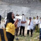 Ratusan warga dari tiga desa di Kerinci, Sabtu (18/7/2026), menggelar aksi menuntut PT Kerinci Merangin Hidro membayar ganti rugi lahan dan kerugian akibat pembangunan proyek PLTA. 


Artikel ini telah tayang di TribunJambi.com dengan judul Tanah Ditimbun Proyek PLTA, Ratusan Warga Desak PT KMH Bayar Ganti Rugi.