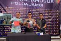 Polda Jambi menetapkan Direktur PT ASR Petrolin Energi berinisial MDG sebagai tersangka kebakaran penampungan bahan bakar minyak (BBM) di Lorong Gado-gado, RT 19, Kelurahan Sukakarya, Kecamatan Kotabaru, Kota Jambi, Jumat 10/7/2026). 