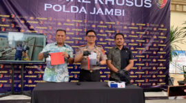 Polda Jambi menetapkan Direktur PT ASR Petrolin Energi berinisial MDG sebagai tersangka kebakaran penampungan bahan bakar minyak (BBM) di Lorong Gado-gado, RT 19, Kelurahan Sukakarya, Kecamatan Kotabaru, Kota Jambi, Jumat 10/7/2026). 