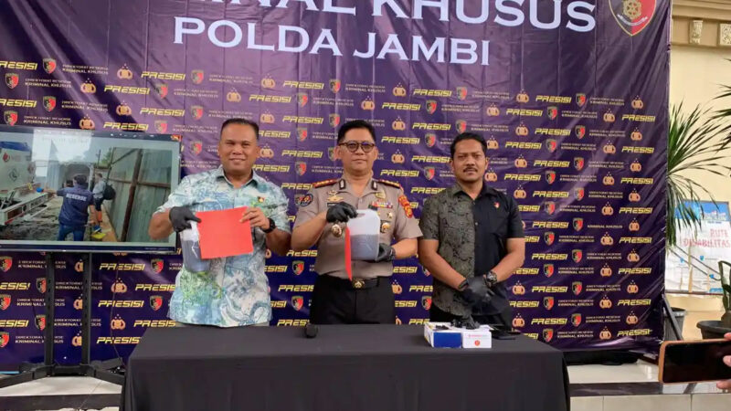 Polda Jambi menetapkan Direktur PT ASR Petrolin Energi berinisial MDG sebagai tersangka kebakaran penampungan bahan bakar minyak (BBM) di Lorong Gado-gado, RT 19, Kelurahan Sukakarya, Kecamatan Kotabaru, Kota Jambi, Jumat 10/7/2026). 