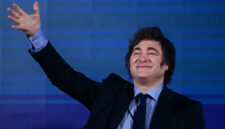 Presiden Argentina Javier Milei saat menghadiri pertemuan politik Atreju yang digelar oleh partai Fratelli d'Italia di Roma, 14 Desember 2024. Argentina Gunakan Gergaji Mesin untuk Efisiensi Anggaran (AFP/FILIPPO MONTEFORTE)