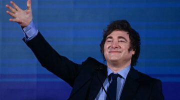 Presiden Argentina Javier Milei saat menghadiri pertemuan politik Atreju yang digelar oleh partai Fratelli d'Italia di Roma, 14 Desember 2024. Argentina Gunakan Gergaji Mesin untuk Efisiensi Anggaran (AFP/FILIPPO MONTEFORTE)