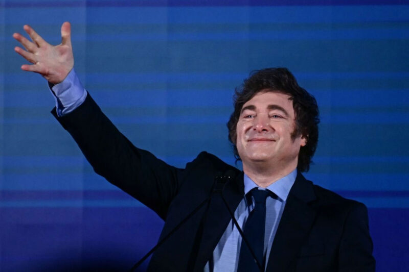 Presiden Argentina Javier Milei saat menghadiri pertemuan politik Atreju yang digelar oleh partai Fratelli d'Italia di Roma, 14 Desember 2024. Argentina Gunakan Gergaji Mesin untuk Efisiensi Anggaran (AFP/FILIPPO MONTEFORTE)