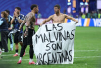 Pemain Argentina, Giovani Lo Celso, memperlihatkan spanduk bertuliskan dalam bahasa Spanyol, Malvinas (Kepulauan Falkland) adalah milik Argentina, setelah memenangkan pertandingan semifinal Piala Dunia sepak bola 2026 antara Inggris vsArgentina di Stadion Atlanta, Atlanta, pada Kamis (16/7/2026) dini hari WIB.(AFP/THOMAS COEX)