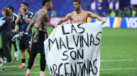 Pemain Argentina, Giovani Lo Celso, memperlihatkan spanduk bertuliskan dalam bahasa Spanyol, Malvinas (Kepulauan Falkland) adalah milik Argentina, setelah memenangkan pertandingan semifinal Piala Dunia sepak bola 2026 antara Inggris vsArgentina di Stadion Atlanta, Atlanta, pada Kamis (16/7/2026) dini hari WIB.(AFP/THOMAS COEX)