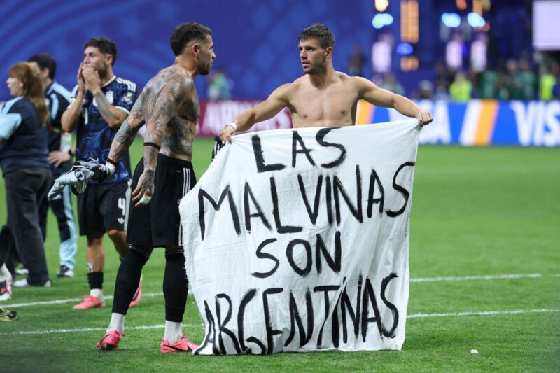 Pemain Argentina, Giovani Lo Celso, memperlihatkan spanduk bertuliskan dalam bahasa Spanyol, Malvinas (Kepulauan Falkland) adalah milik Argentina, setelah memenangkan pertandingan semifinal Piala Dunia sepak bola 2026 antara Inggris vsArgentina di Stadion Atlanta, Atlanta, pada Kamis (16/7/2026) dini hari WIB.(AFP/THOMAS COEX)